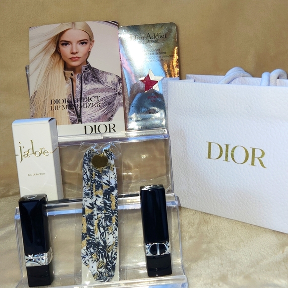 Dior Gift Set Featuring 1 Lipstick, Bracelet, J'adore, Dior Addict and Bag - Picture 1 of 4
